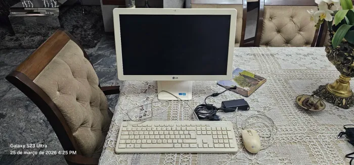 Computador all in one modelo 22v240 no estado.