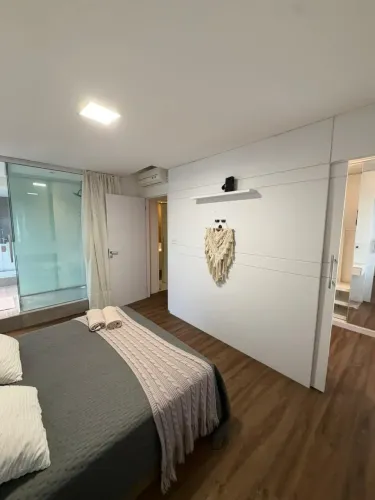 Apartamento com 1 dormitório sendo 1 suíte e 2 vagas de garagem em Itajaí/SC