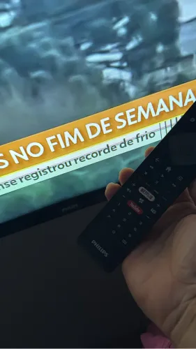 TV Philips Smart TV 42 com detalhe na tela - funcionando
