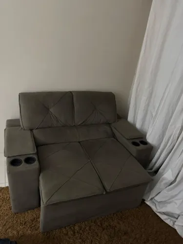 Sofá Retrátil com Porta-Copos