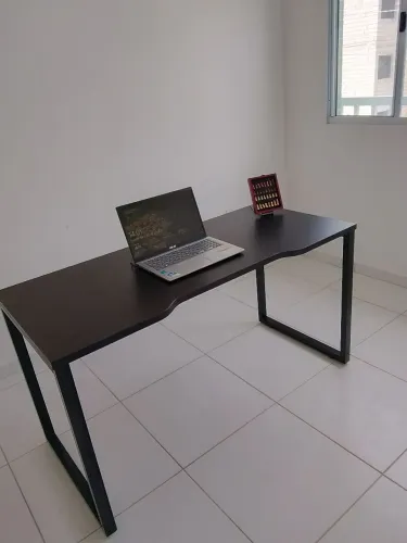 Mesa de computador com base de ferro 
