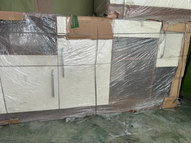 Rack/estante de madeira completo com gavetas, prateleiras e armários.