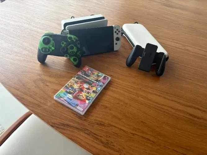 Nintendo switch oled 64gb + Mário kart 8 + controle c fio Mário edition + case