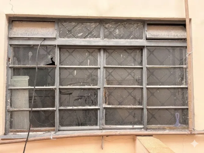 Janela 1,60x1,00 maciça 