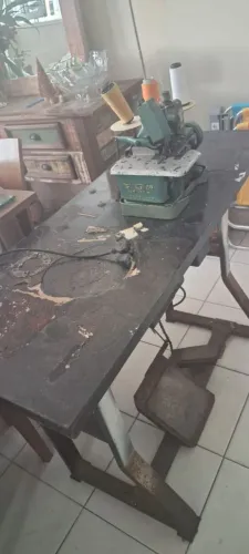 Máquina Overlock semi-industrial com mesa usada