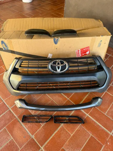 Grade frontal , capas do retrovisores e grade do pára-choque Hilux 2023 SR !