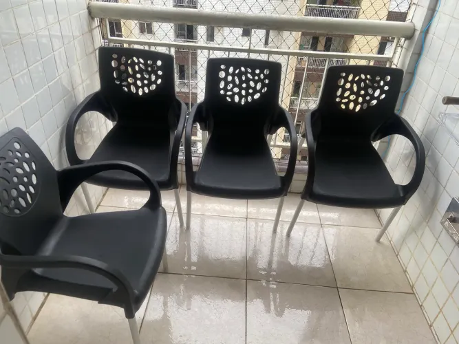 Vendo 4 cadeiras plásticas com pés de alumínio