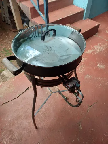 Kit fogareiro grande com tacho e tampa de vidro, usado apenas uma vez.