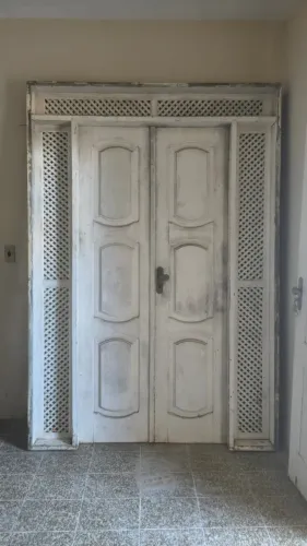 Porta e janela de madeira maciça
