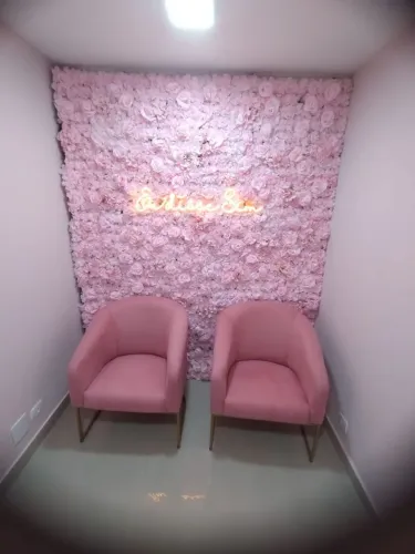 Poltronas + Jardim Vertical de Rosas e Frase Led