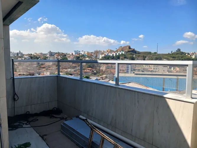 Fechamento de cobertura,  área em alumínio 