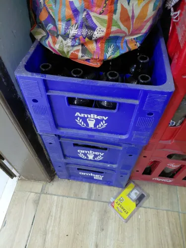 caixas de vasilhames e garrafas e litros