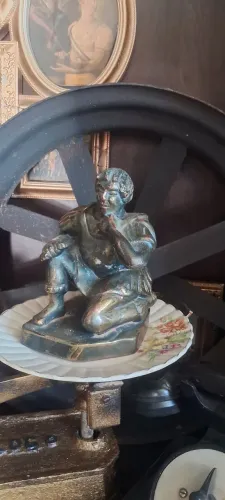 Estatueta antiga recoberta por metal