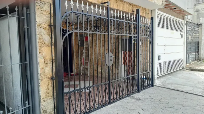Portão de ferro maciço