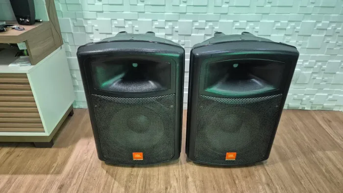 Vendo par caixa JBL 15 modelo JS151A