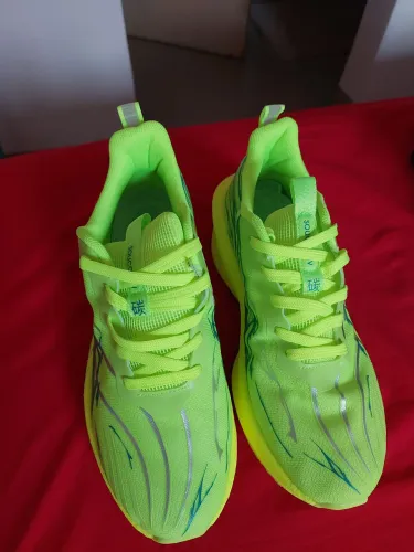 Tenis novo com placa de carbono