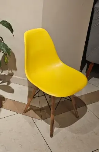 Vendo 01 cadeira eames amarela em ótimo estado.