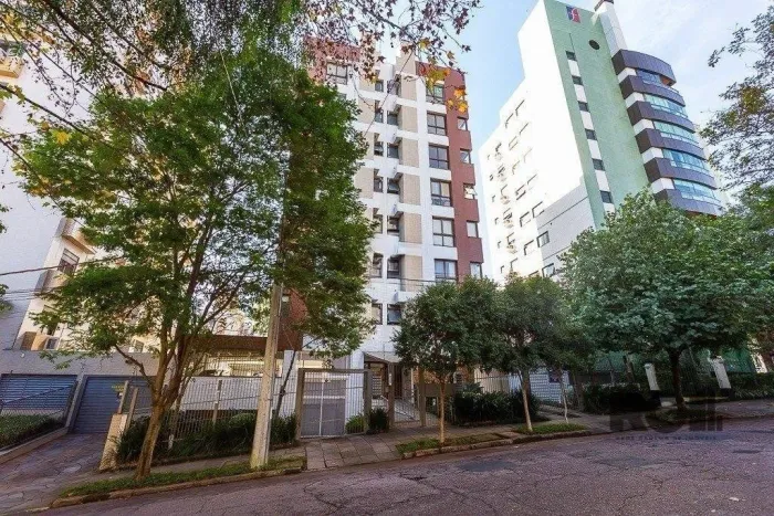 Apartamento de dois quartos, suíte e duas vagas de garagem no bairro Petrópolis em Porto A