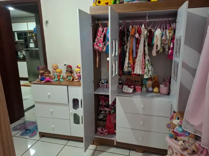 Guarda roupa e cômoda de criança.