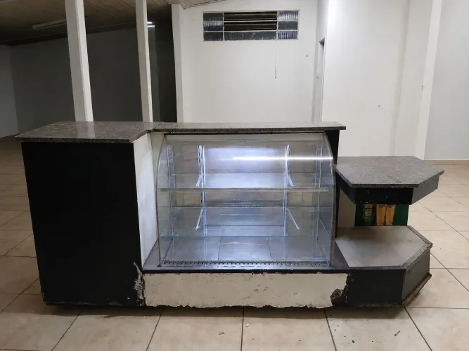 um balcão/vitrine expositora refrigerada