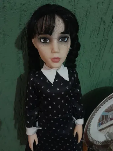 Boneca Wandinha + bonequinhos Gomes Adams