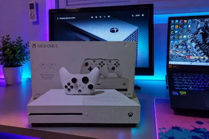 Xbox One S 1TB + Controle Series X|S, completo na caixa