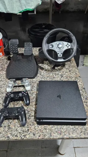 Ps4 slim com 3 controle e um volante thrustmaster 