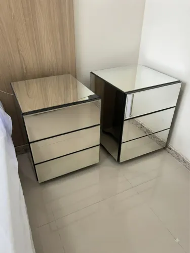 Criado mudo espelhado, com 3 gavetas