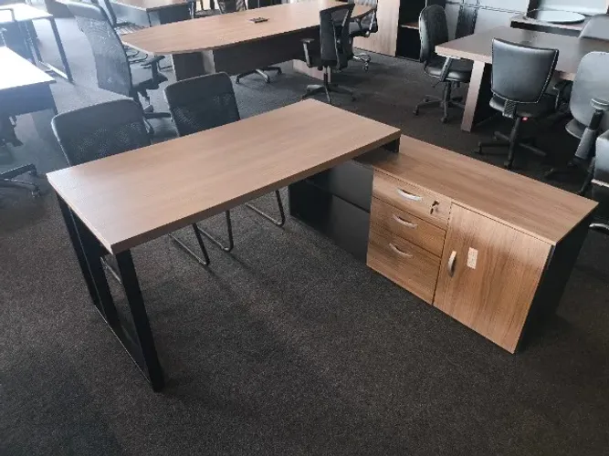 Mesa de Escritório em L com 3 Gavetas 1 Porta e Nichos - 0,77x1,69x1,16cm - ENTREGAMOS!!