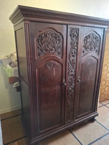 Antigo guarda roupa de madeira 