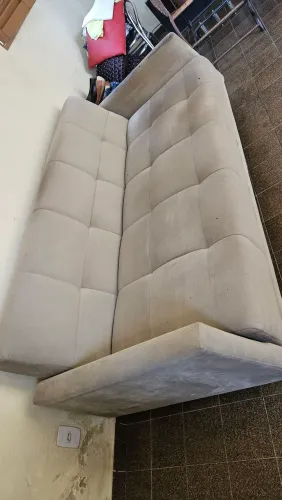 Sofá usado.