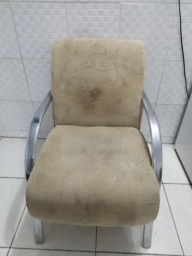 Poltrona Decorativa Vênus com braços de alumínio