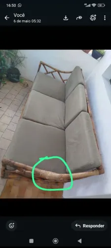 Sofá de bambu ( Cana da Índia ) três lugares. Pequena avaria. Acompanha estofado