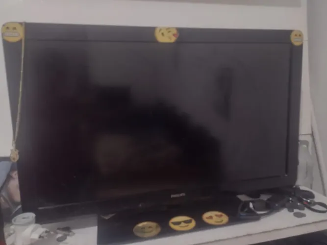 Vende- se tv 32 polegadas nao e smart, vai junto um painel 400$ 