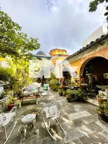Urca - Casa de rua duplex, 3 quartos, 1 suíte, quintal, 2 vagas, 357m²