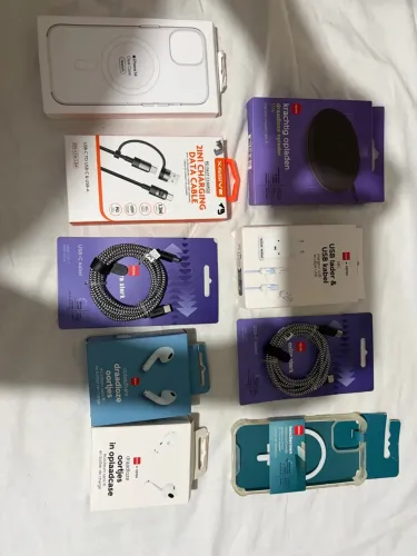 Diversos produtos eletrônicos, fone sem fio, capas para iPhone, carregador portátil