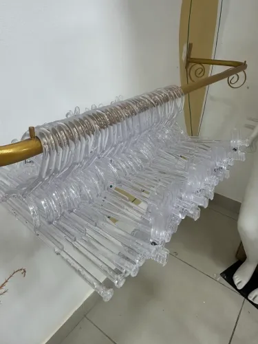 Cabides de acrílico com prendedor