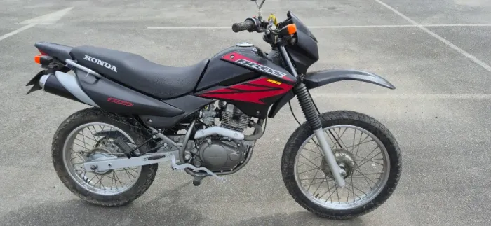 Vendo moto Honda NXR150 2008 ES Com partida elétrica valor de 8.900 reais moto em dia .