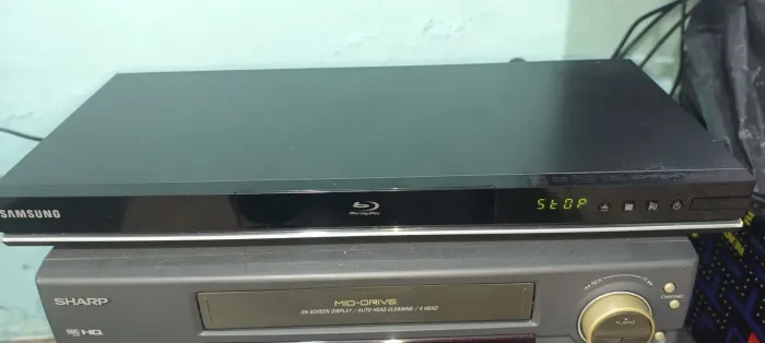 APARELHO DE BLU RAY SAMSUNG BD-5100 COM CONTROLE REMOTO. 
