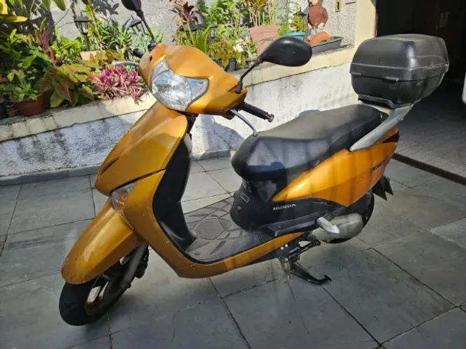 Honda Lead 110 Dourada único dono 44 mil KM bem cuidada
