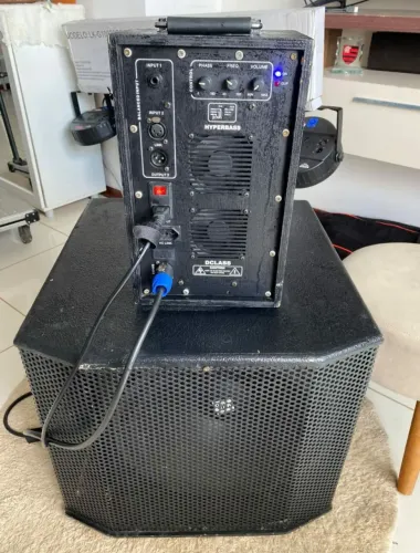 Sub 15 autofalante Jbl 700 com amplificador Dclass 1.500 RMS 4. Ohms.