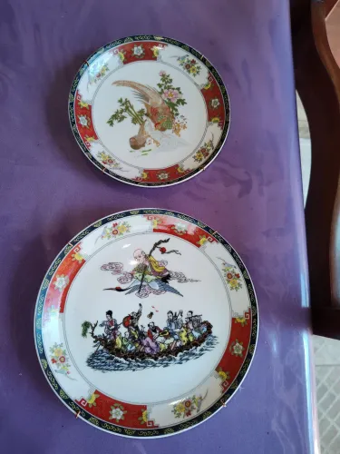 Pratos de parede em louça 