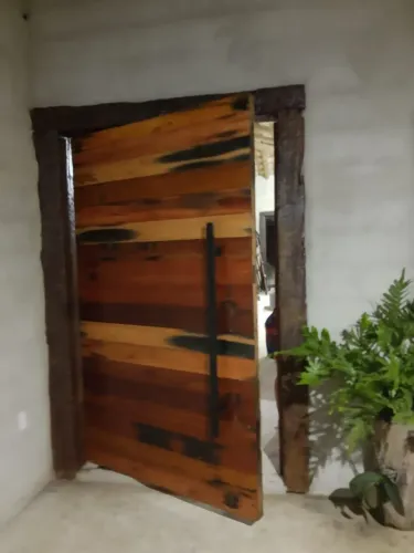 Portas rústicas feita com madeira de demolição dormente peças nobre e única 