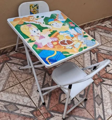 Mesinha com 2 cadeiras.