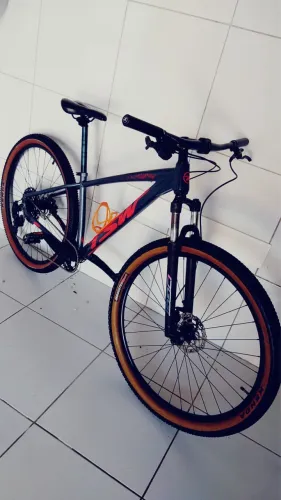 Bike leve, revisada e pronta pra pedalar - só subir e sair