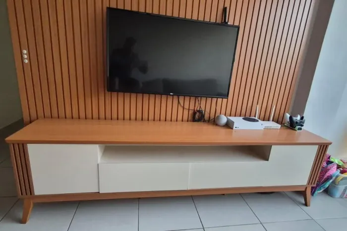 Painel de madeira ripado com rack