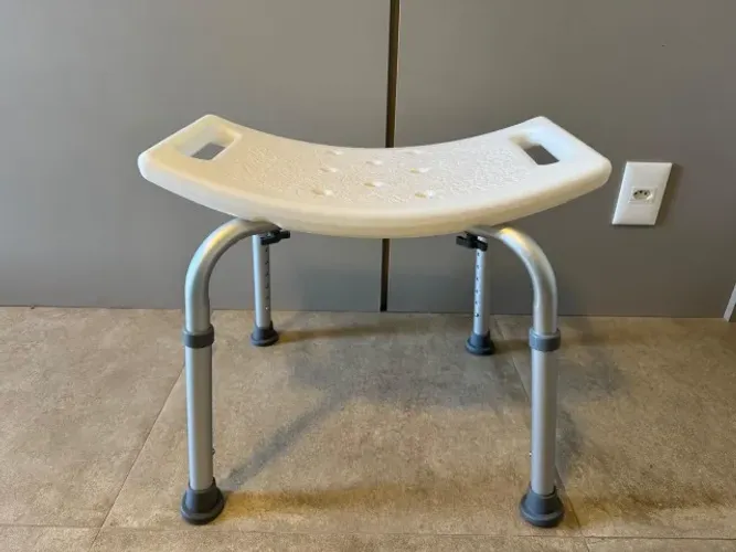 Banqueta para banho com ajuste de altura - Dellamed