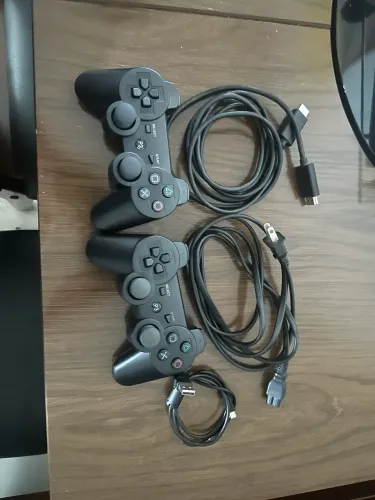 2 controle e cabos de ps3