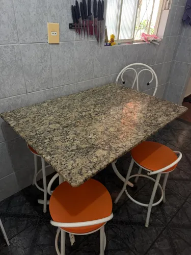 Mesa tubular tampo de granito
