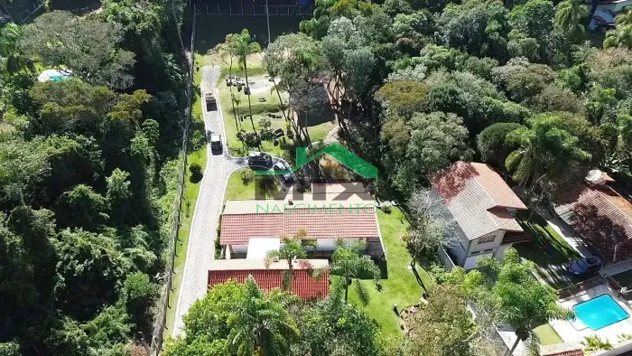 Chácara de Alto Padrão em Ibiúna com Acesso à Represa, 2.730m², Lagos Privativos e Casa Mo